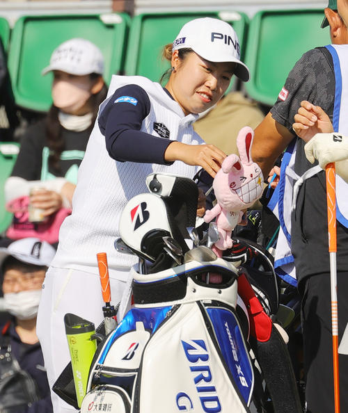 1番、第1打を放ちクラブを選ぶ上野菜々子（撮影・野上伸悟）