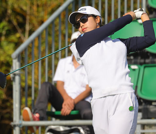 1番、第1打を放つ上野菜々子（撮影・野上伸悟）