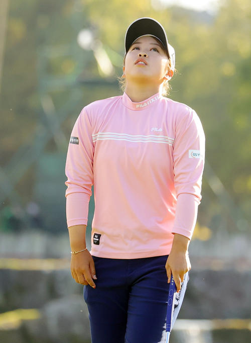 18番でバーディーパットを外し天を仰ぐ西郷真央（撮影・野上伸悟）