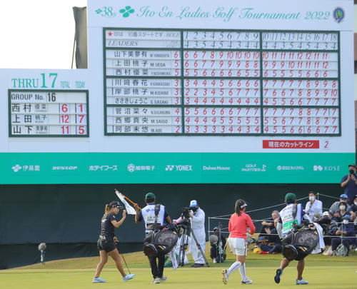 18番でバーディーを奪い通算13アンダー市単独首位でホールアウトする上田桃子（撮影・野上伸悟）