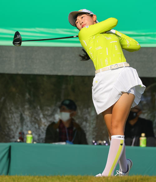 1番、第1打を放つ菅沼菜々（撮影・野上伸悟）