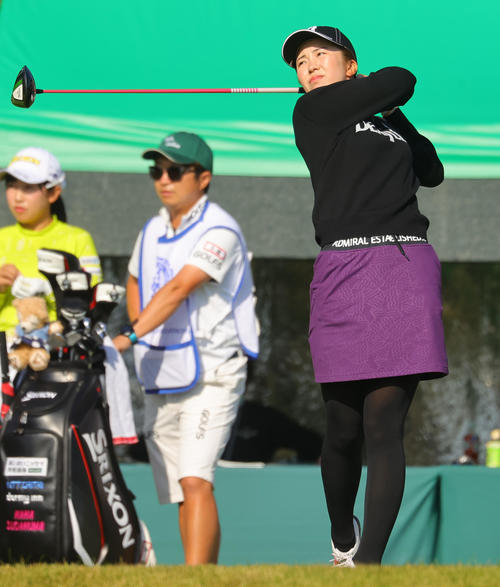 1番、第1打を放つ堀琴音（撮影・野上伸悟）