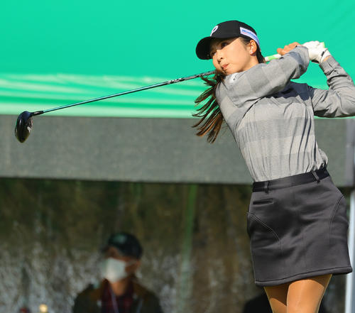 1番、第1打を放つ菊地絵理香（撮影・野上伸悟）