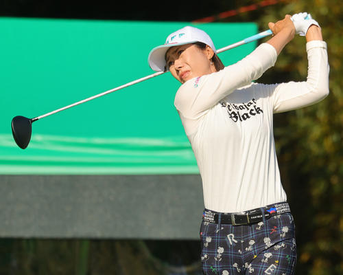 1番、第1打を放つ李知姫（撮影・野上伸悟）