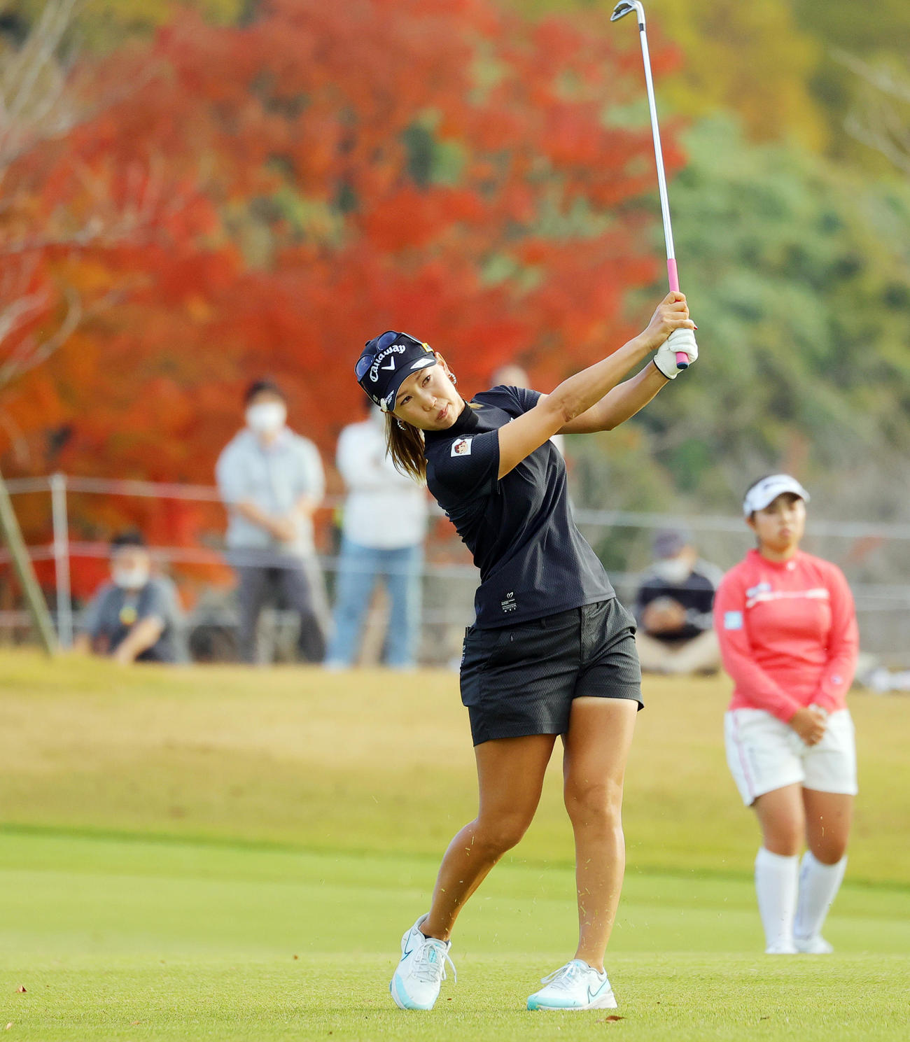 18番で第2打を放つ上田桃子。後方は山下美夢有（撮影・野上伸悟）