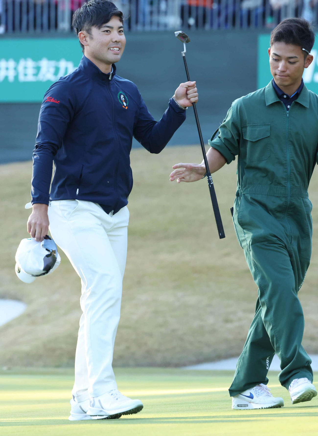 18番、バーディーパットを沈めて10アンダー単独首位でホールアウトした蝉川（撮影・丹羽敏通）