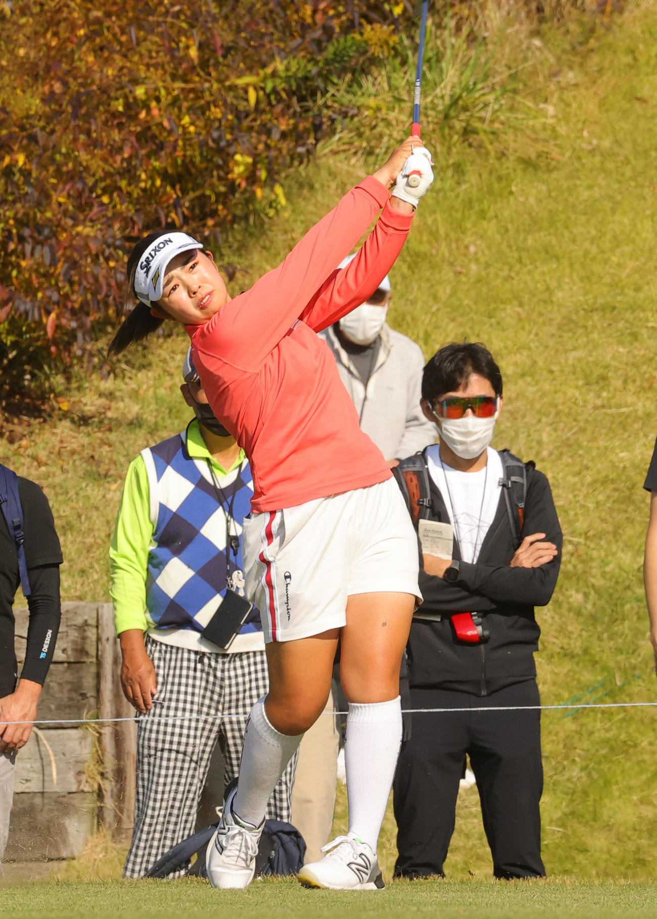 12番、第1打を放つ山下美夢有（撮影・野上伸悟）