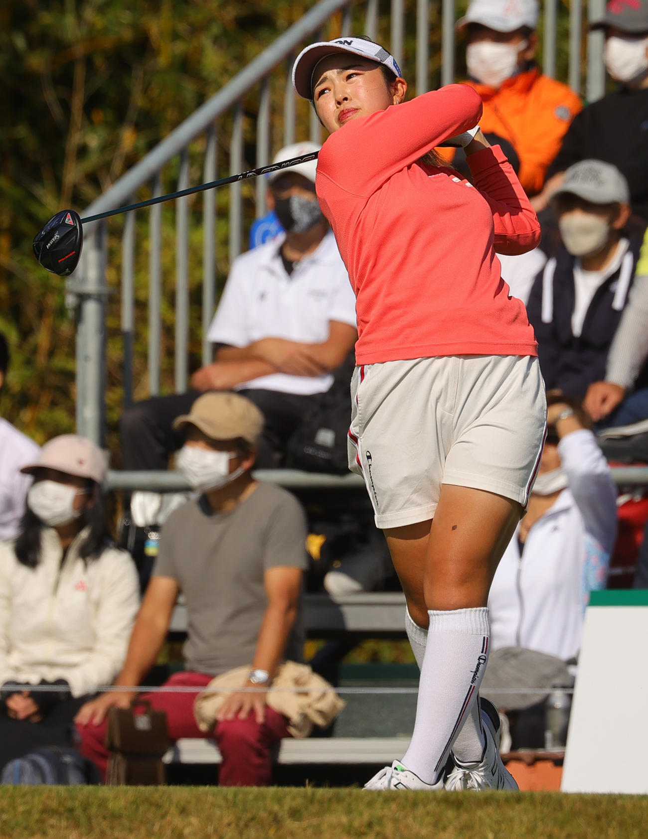 1番、第1打を放つ山下美夢有（撮影・野上伸悟）