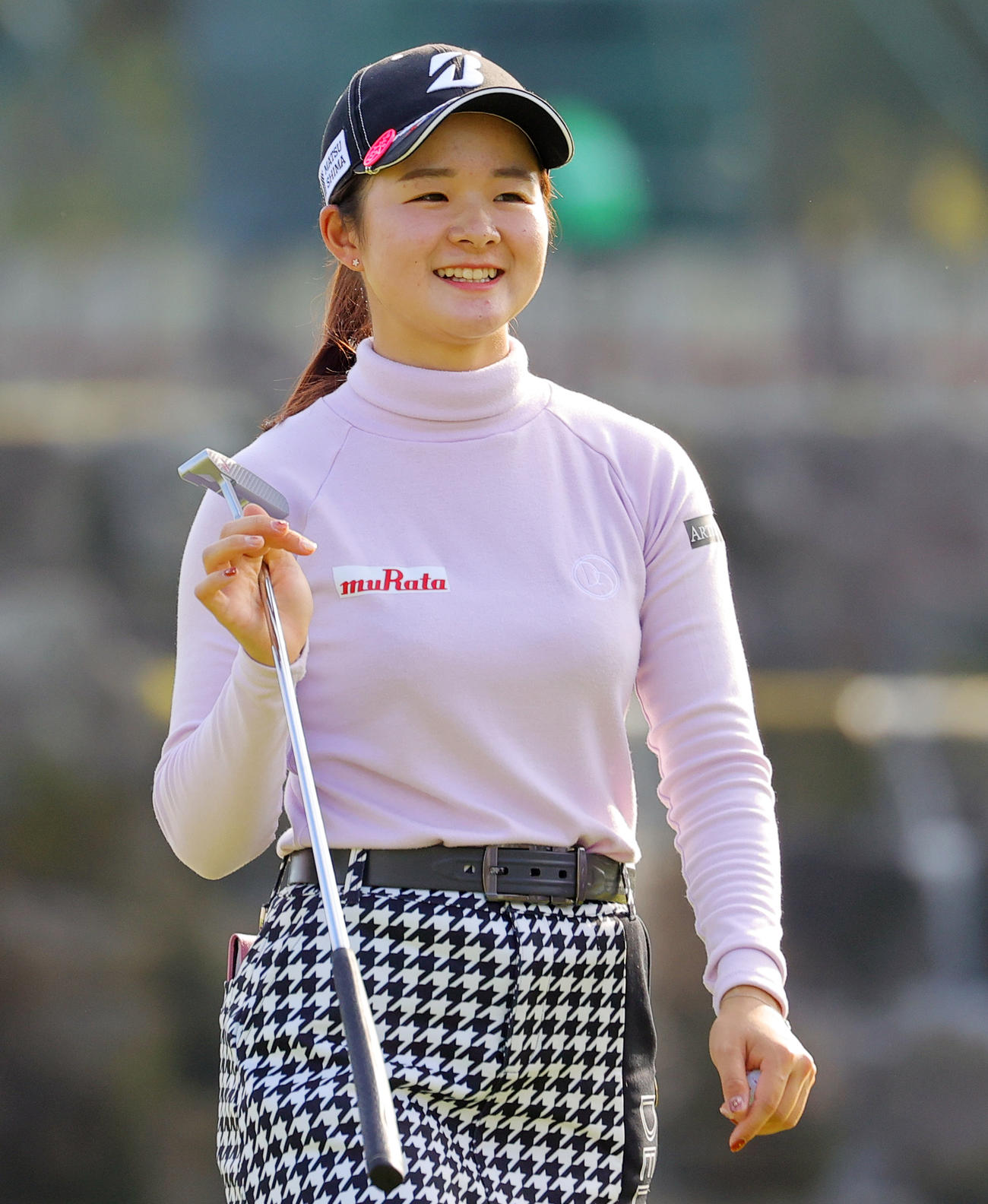 通算8アンダー4位で2日目を終え笑顔の川崎春花（撮影・野上伸悟）