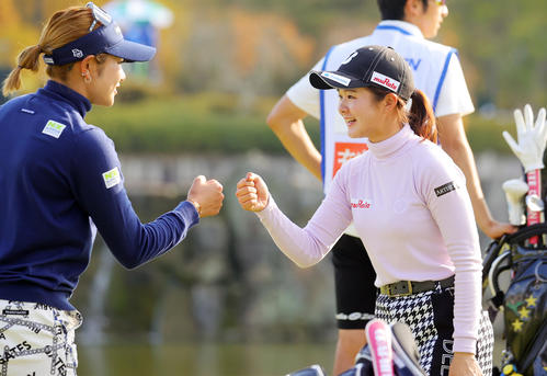 通算8アンダー4位で2日目を終え、原英莉花（左）とグータッチする川崎春花（撮影・野上伸悟）