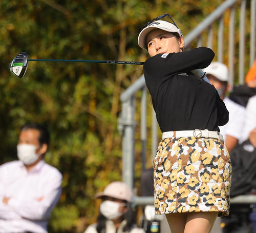 1番、第1打を放つ西村優菜（撮影・野上伸悟）