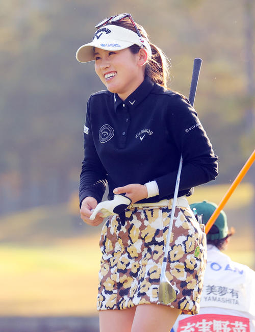 18番でバーディーを奪い笑顔を見せる西村優菜（撮影・野上伸悟）