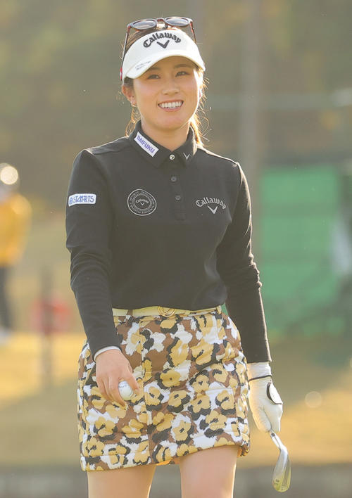 18番でバーディーを奪い笑顔を見せる西村優菜（撮影・野上伸悟）