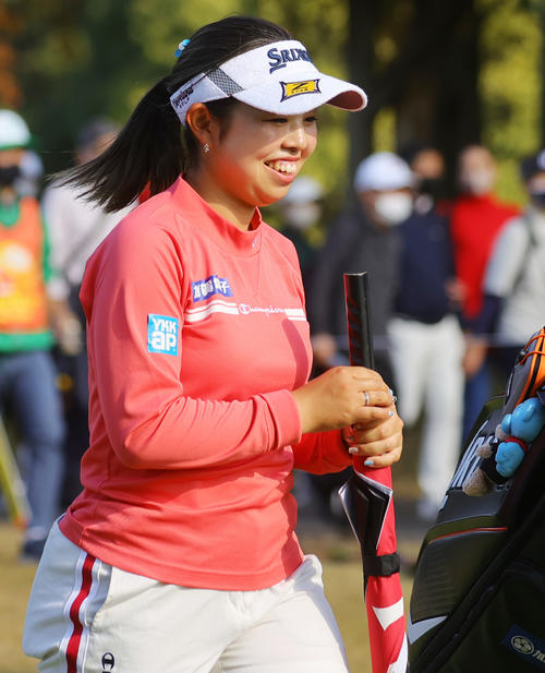 ラウンド中に笑顔を見せる山下美夢有（撮影・野上伸悟）