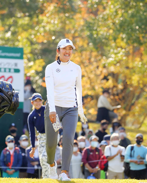 17番で笑顔を見せる稲見萌寧（撮影・野上伸悟）