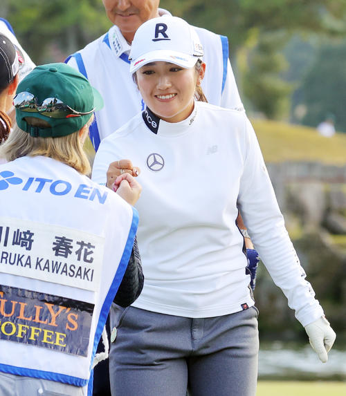 ホールアウトし笑顔でグータッチの稲見萌寧（撮影・野上伸悟）