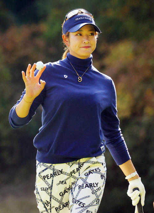 11番でバーディーを奪い、観客の拍手に応える原英莉花（撮影・野上伸悟）