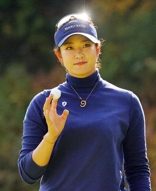 11番でバーディーを奪い、観客の拍手に応える原英莉花（撮影・野上伸悟）