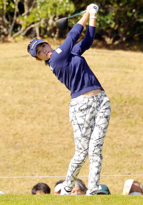 10番で第1打を放つ原英莉花（撮影・野上伸悟）