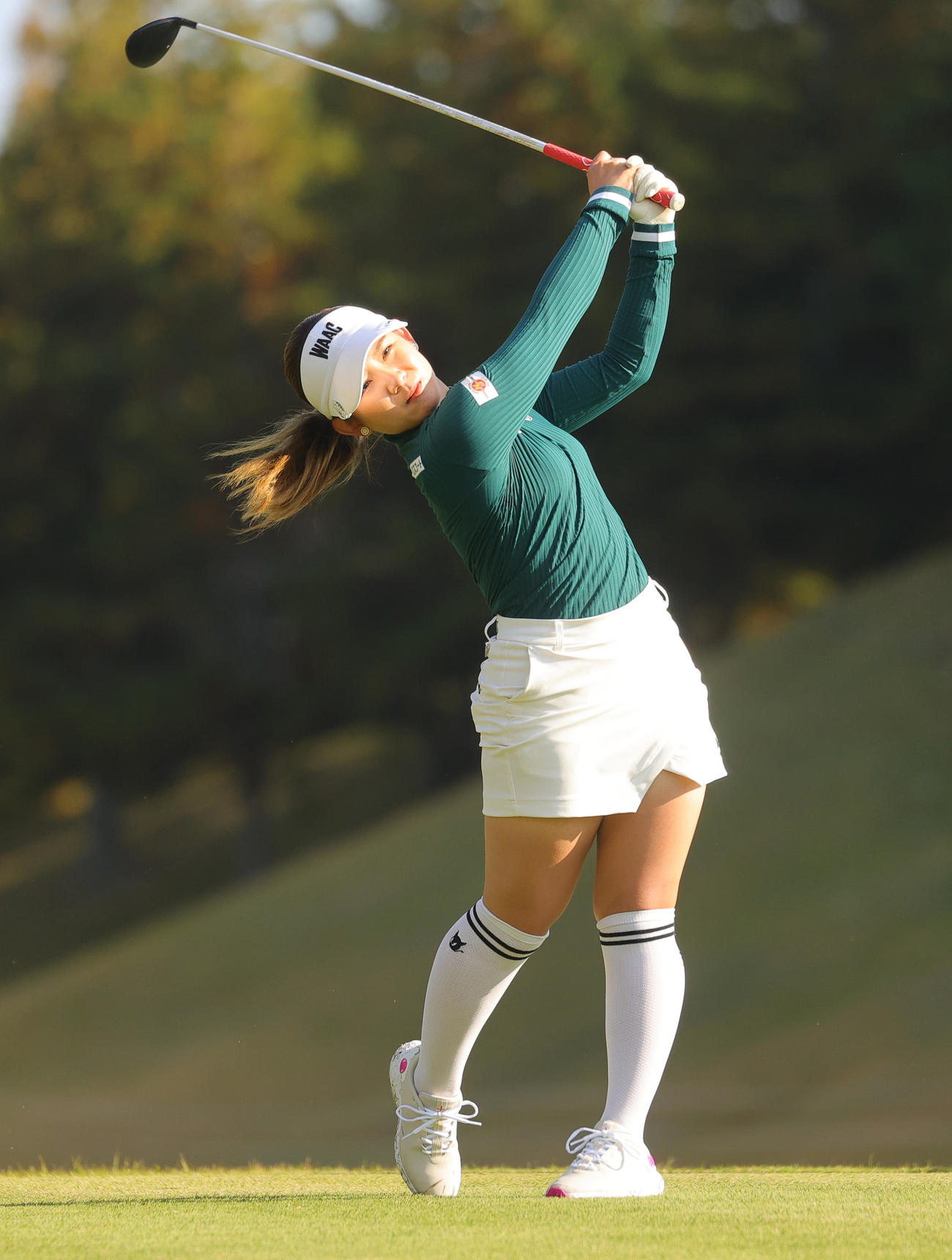 2番、第1打を放つ吉本ひかる（撮影・野上伸悟）