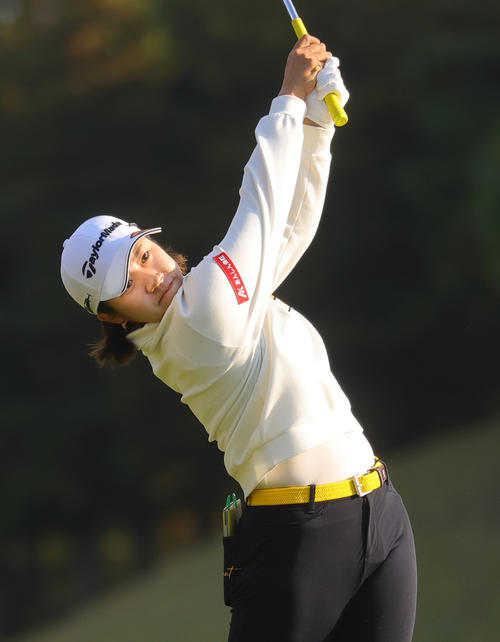 2番、第1打を放つ泉田琴菜（撮影・野上伸悟）