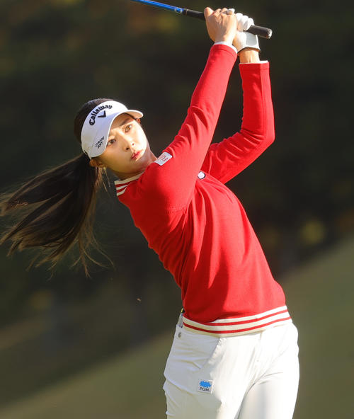 2番、第1打を放つ柏原明日架（撮影・野上伸悟）