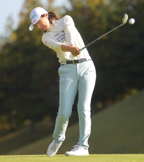 2番、ホールインワンを決める李知姫（撮影・野上伸悟）