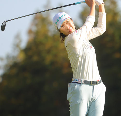 2番、ホールインワンを決める李知姫（撮影・野上伸悟）