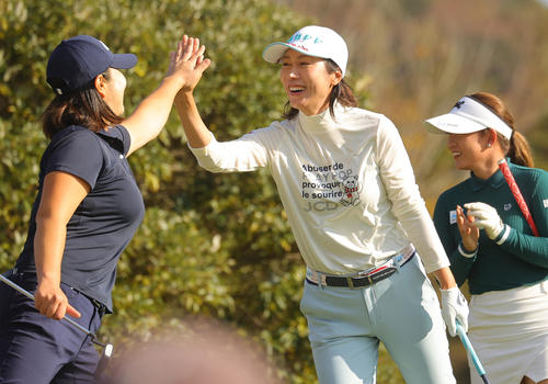 2番、ホールインワンを決め喜ぶ李知姫（撮影・野上伸悟）