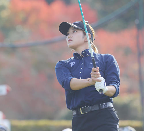 3番、第1打を放つ原英莉花（撮影・野上伸悟）