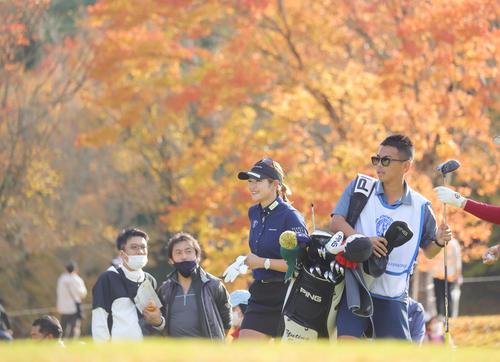 3番、第1打を放ち笑顔の原英莉花（撮影・野上伸悟）