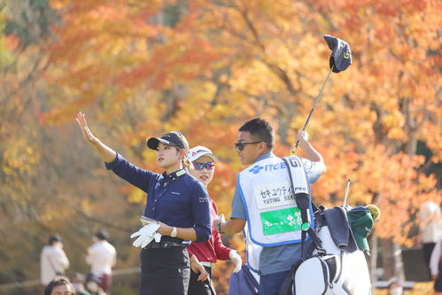 伊藤園レディスゴルフトーナメント　最終日　3番、ティーグラウンドで右手を挙げる原英莉花（撮影・野上伸悟）