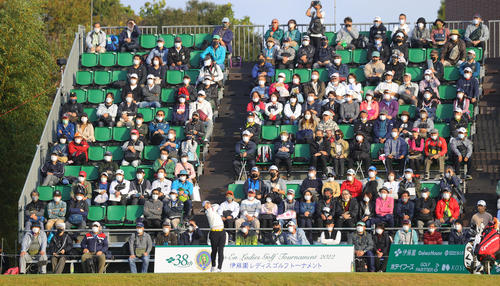 1番、第1打を放つ泉田琴菜（撮影・野上伸悟）