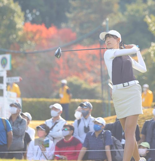 3番、第1打を放つ馬場咲希（撮影・野上伸悟）