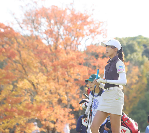 3番、第1打を放ち歩き出す馬場咲希（撮影・野上伸悟）