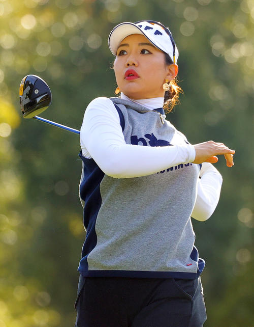 伊藤園レディスゴルフトーナメント　最終日　3番、第1打を放つ黄アルム（撮影・野上伸悟）
