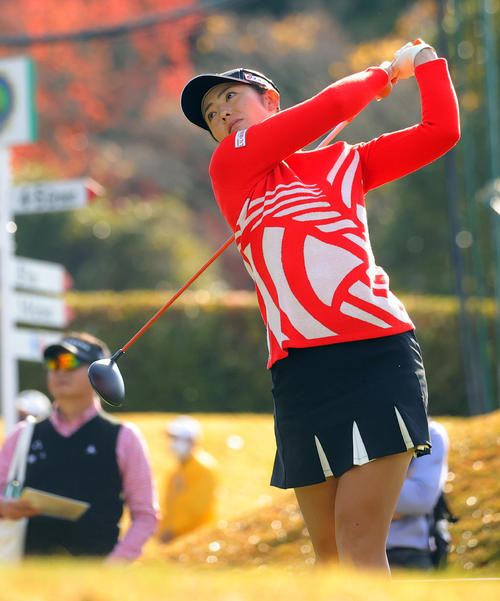 伊藤園レディスゴルフトーナメント　最終日　3番、第1打を放つ渡辺彩香（撮影・野上伸悟）