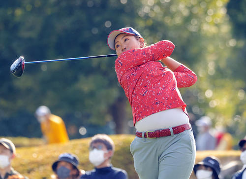 3番、第1打を放つ若林舞衣子（撮影・野上伸悟）