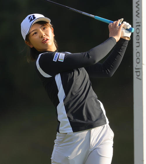 2番、第1打を放つ木下彩（撮影・野上伸悟）