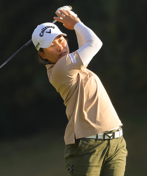 2番、第1打を放つ沖せいら（撮影・野上伸悟）