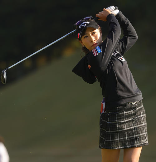 2番、第1打を放つ木村彩子（撮影・野上伸悟）