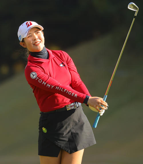 2番、第1打を放つ吉田優利（撮影・野上伸悟）