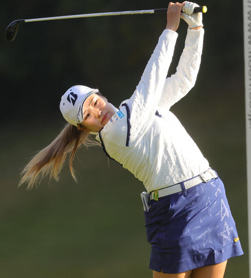 2番、第1打を放つ桑木志帆（撮影・野上伸悟）