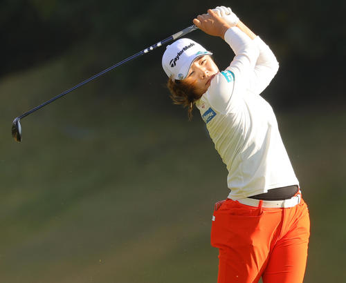 2番、第1打を放つ永峰咲希（撮影・野上伸悟）