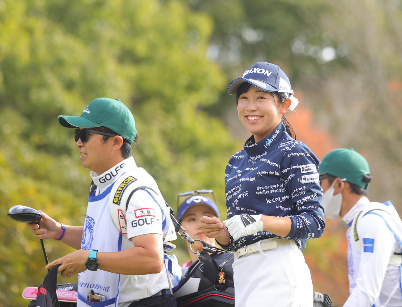 3番、第1打を放ち笑顔を見せる菅沼菜々（撮影・野上伸悟）