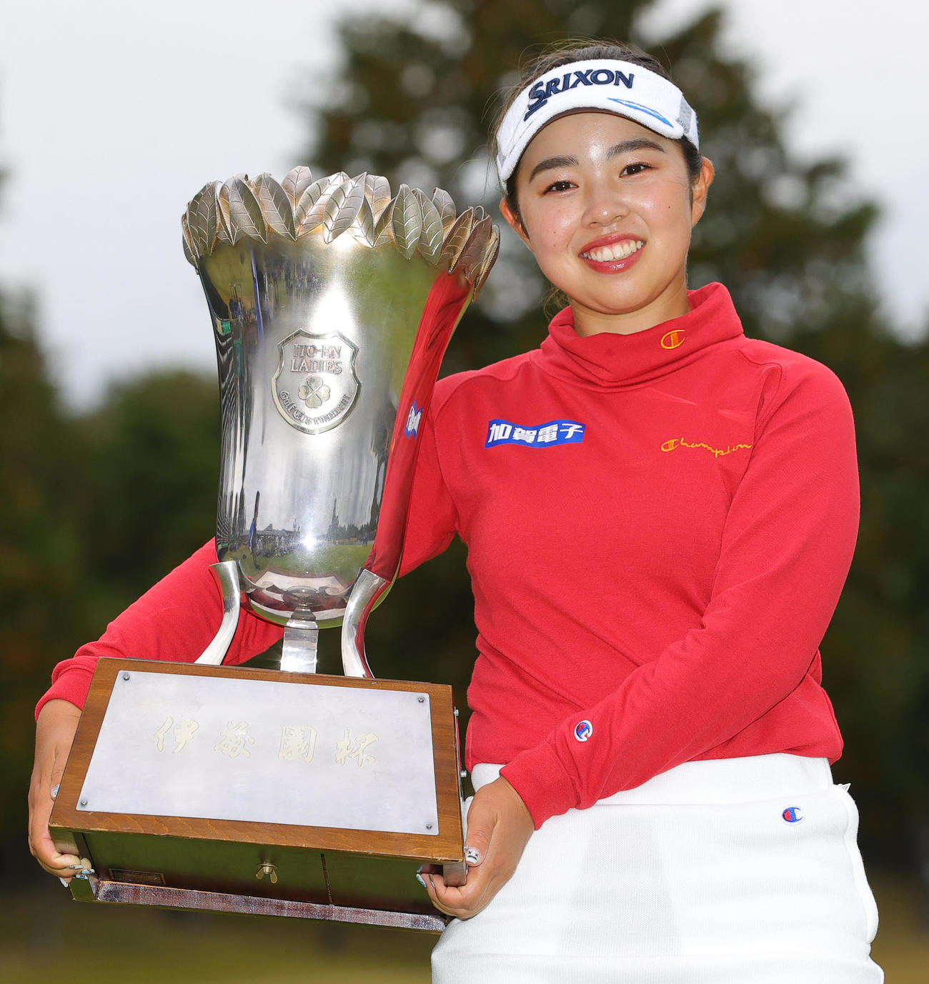 優勝しカップを手に笑顔を見せる山下美夢有（撮影・野上伸悟）