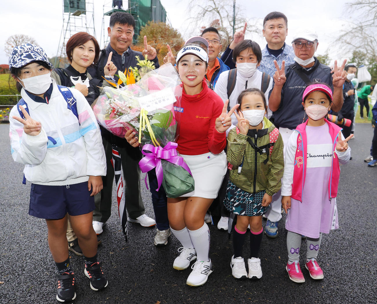 年間女王を決めファンから花束をもらい祝福される山下（撮影・野上伸悟）