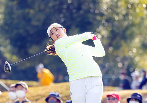 伊藤園レディスゴルフトーナメント　最終日　3番、第1打を放つ稲見萌寧（撮影・野上伸悟）