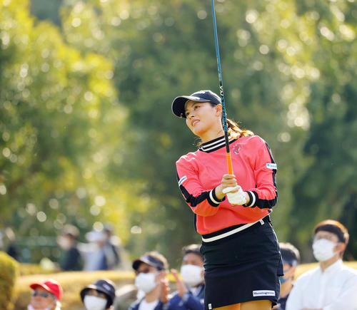 3番、第1打を放つ新垣比菜（撮影・野上伸悟）