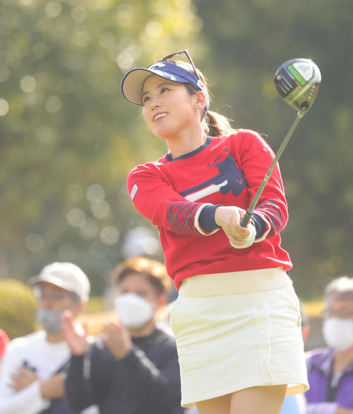 3番、第1打を放つ西村優菜（撮影・野上伸悟）